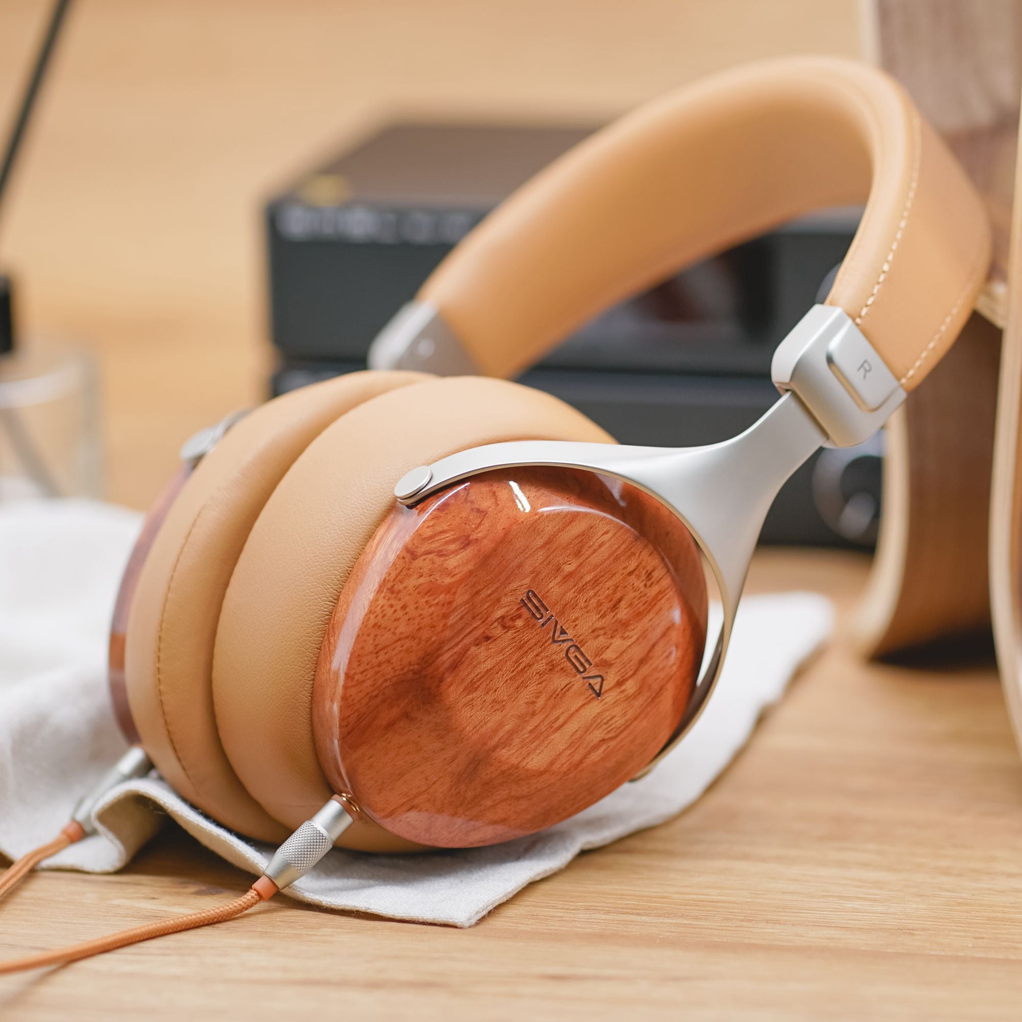 Sivga SV021 Over-ear Close-back Solid Wood Headphone HiFiGo 